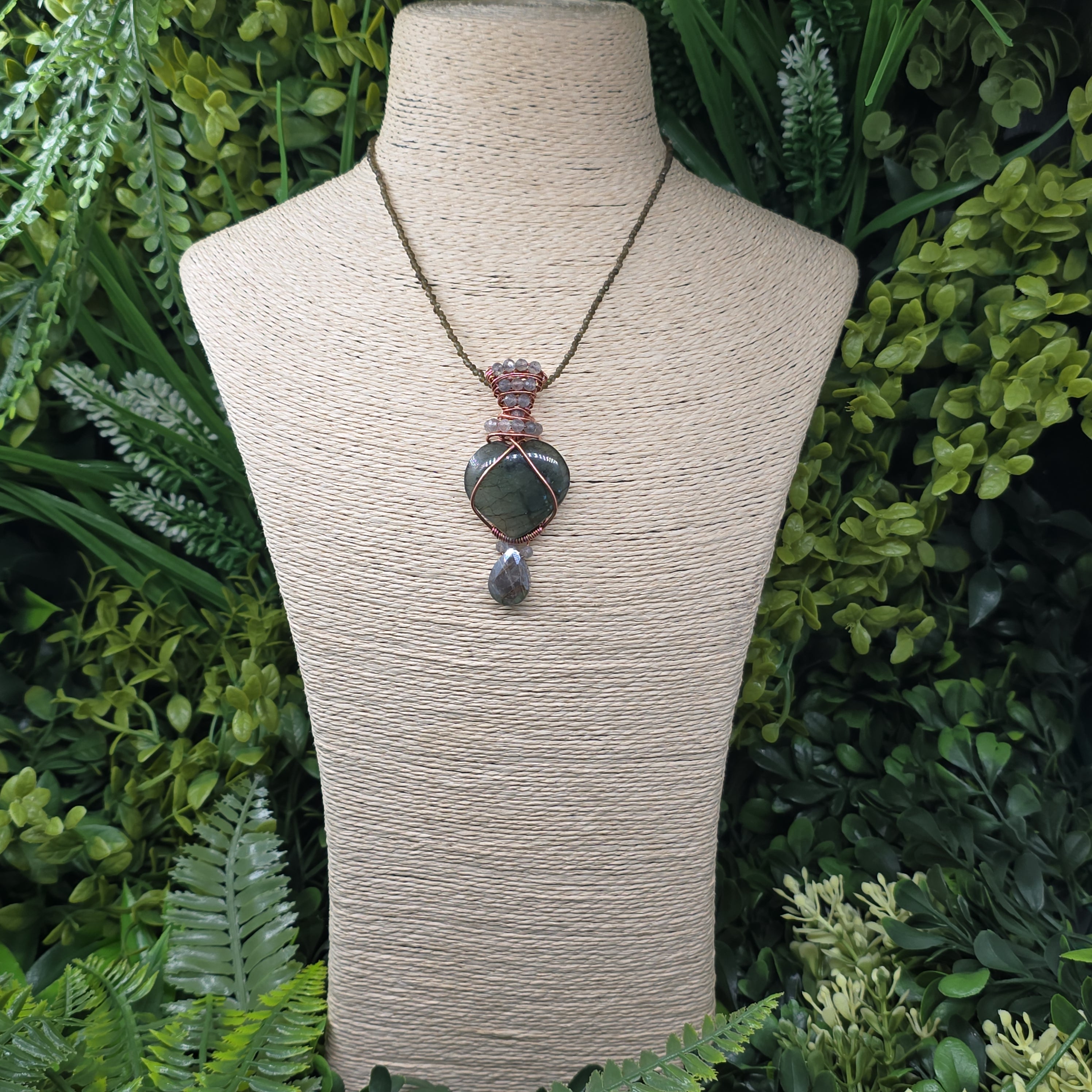 Collier “Cœur Alchimiste” – Labradorite wire wrapping cuivre & tourmaline verte ✨